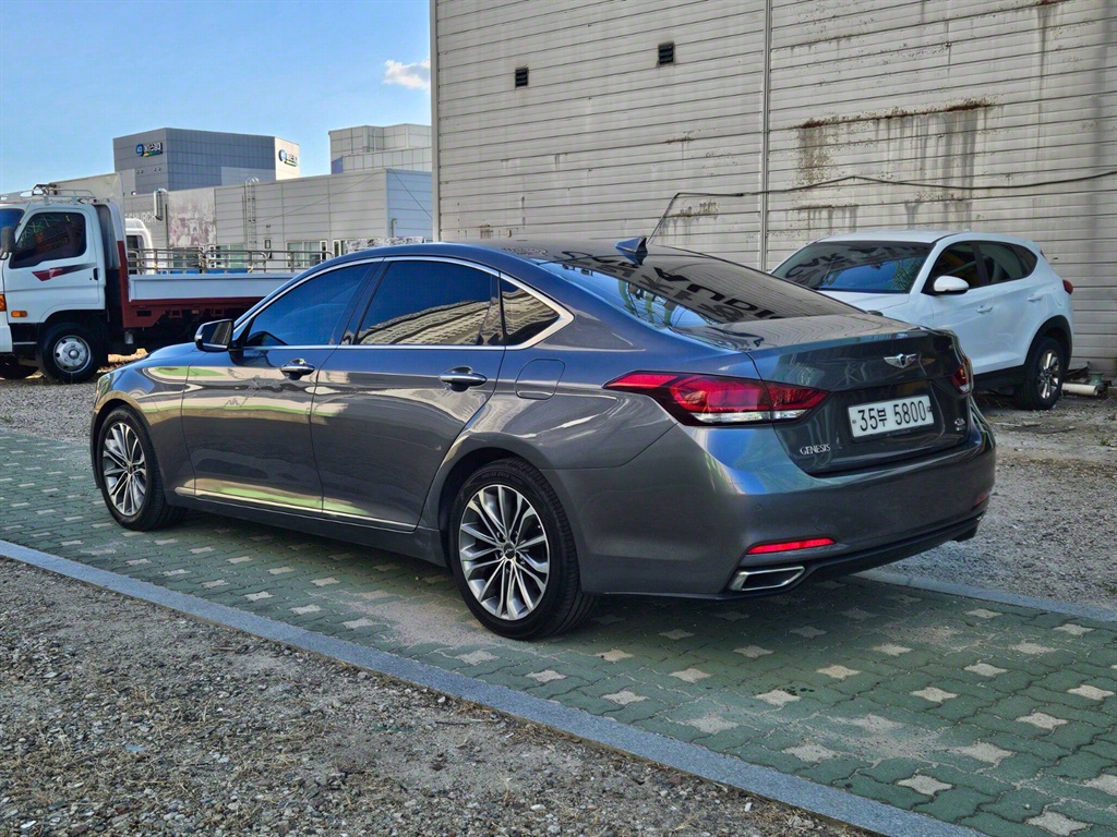 HYUNDAI Genesis - Vista 4