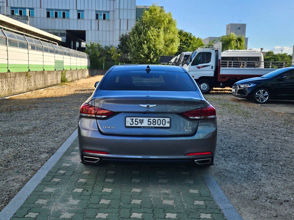 HYUNDAI Genesis - Vista 5