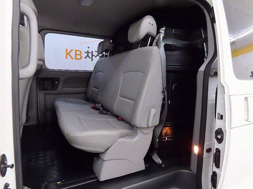 HYUNDAI Starex - Vista 6