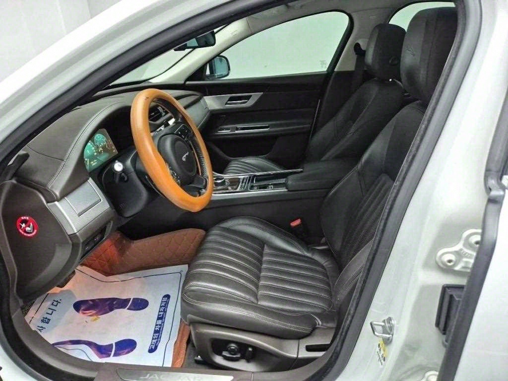 Jaguar XF - Vista 11