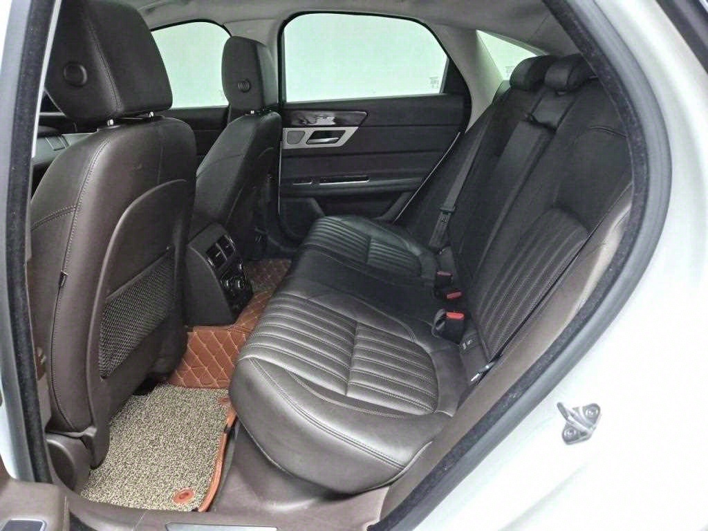 Jaguar XF - Vista 12