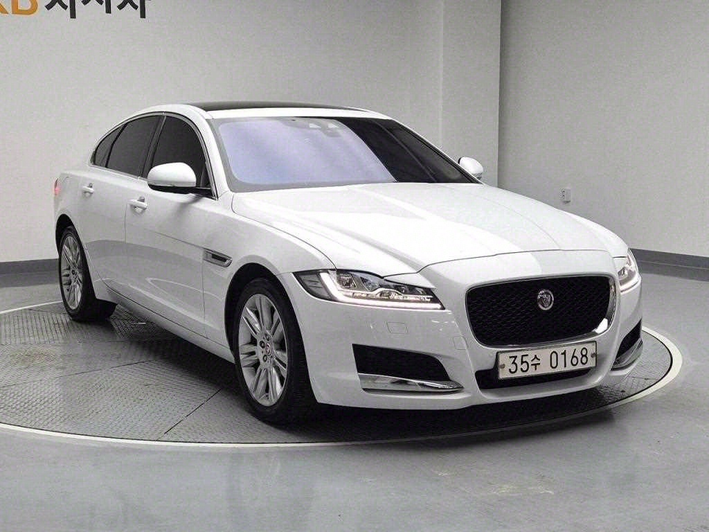 Jaguar XF - Vista 4