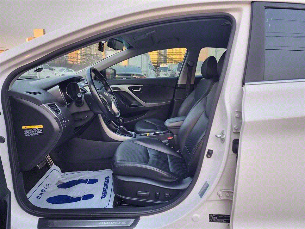 HYUNDAI Avante - Vista 5