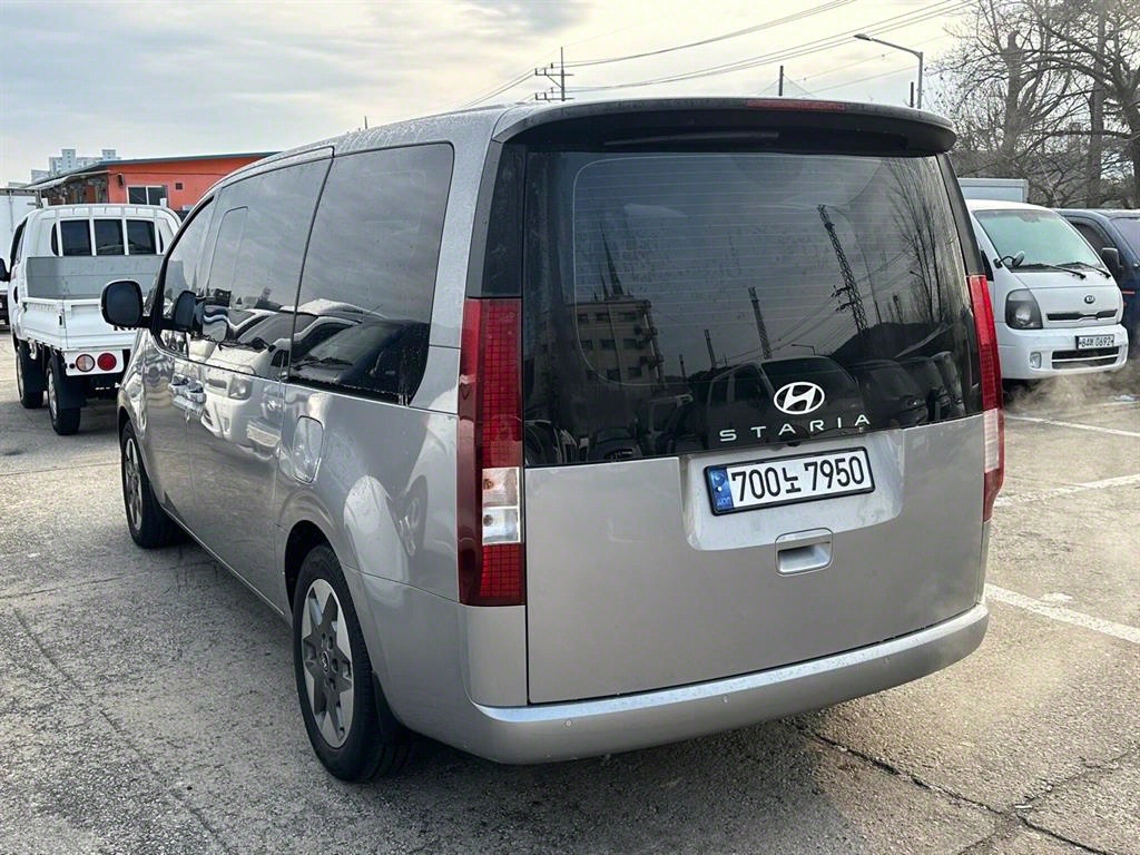 HYUNDAI Staria - Vista 4