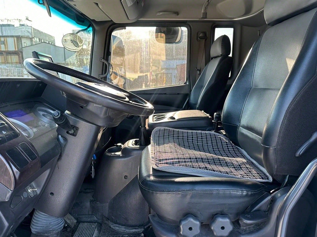 medium and large cargo truck - Vista 9