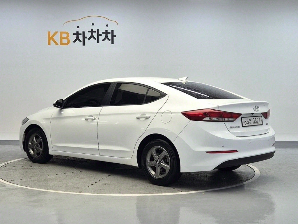 HYUNDAI Avante - Vista 4