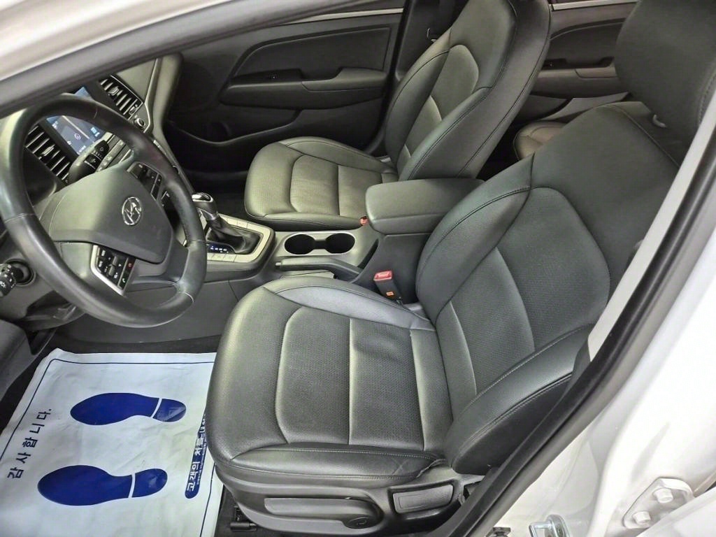 HYUNDAI Avante - Vista 10