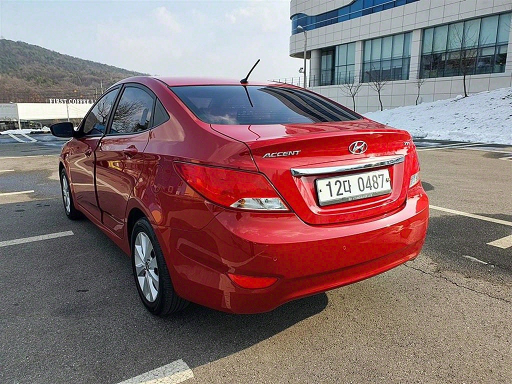 HYUNDAI Accent - Vista 6