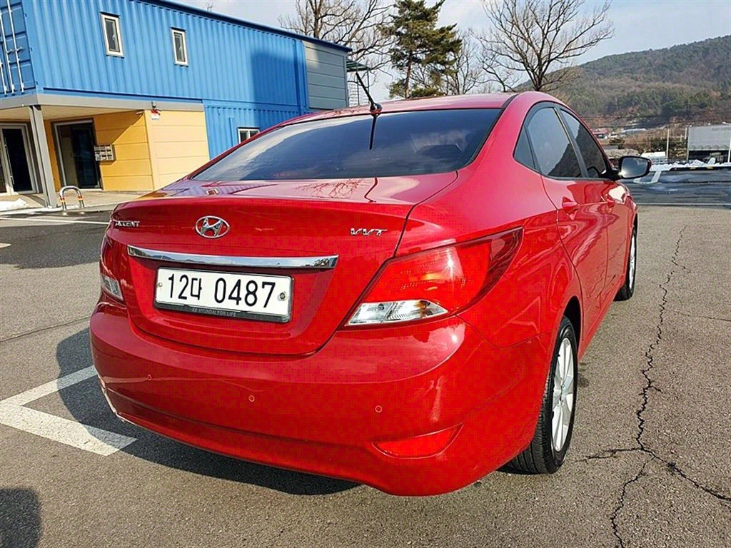 HYUNDAI Accent - Vista 4