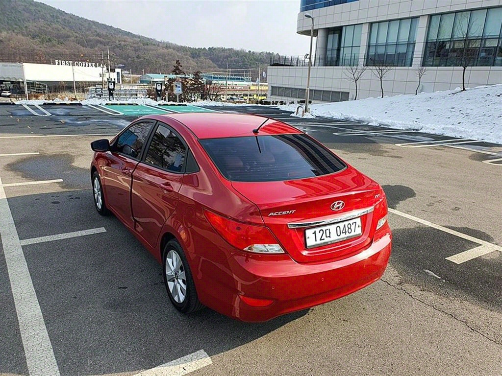 HYUNDAI Accent - Vista 11