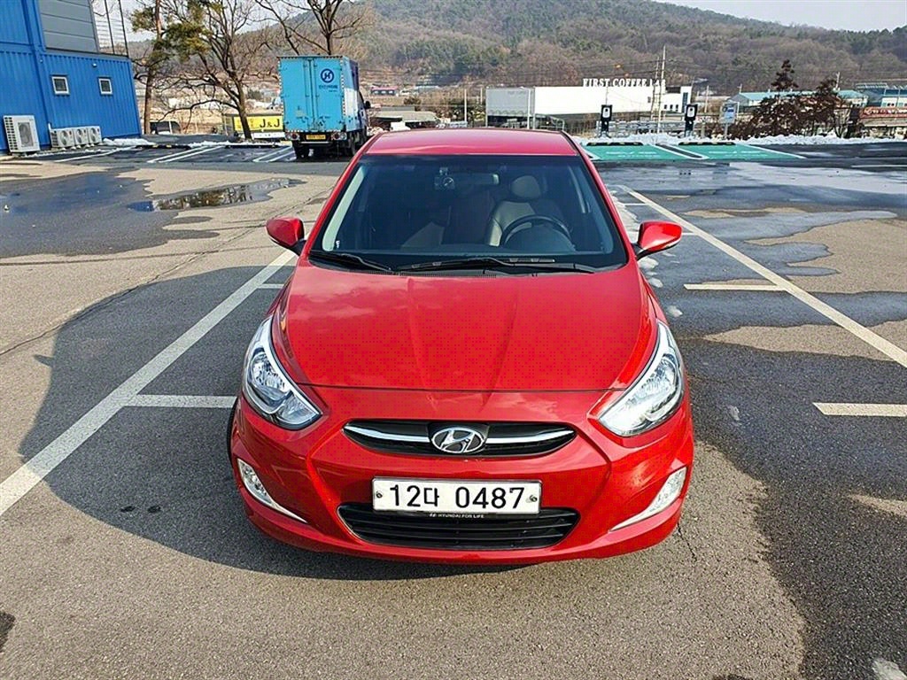HYUNDAI Accent - Vista 9