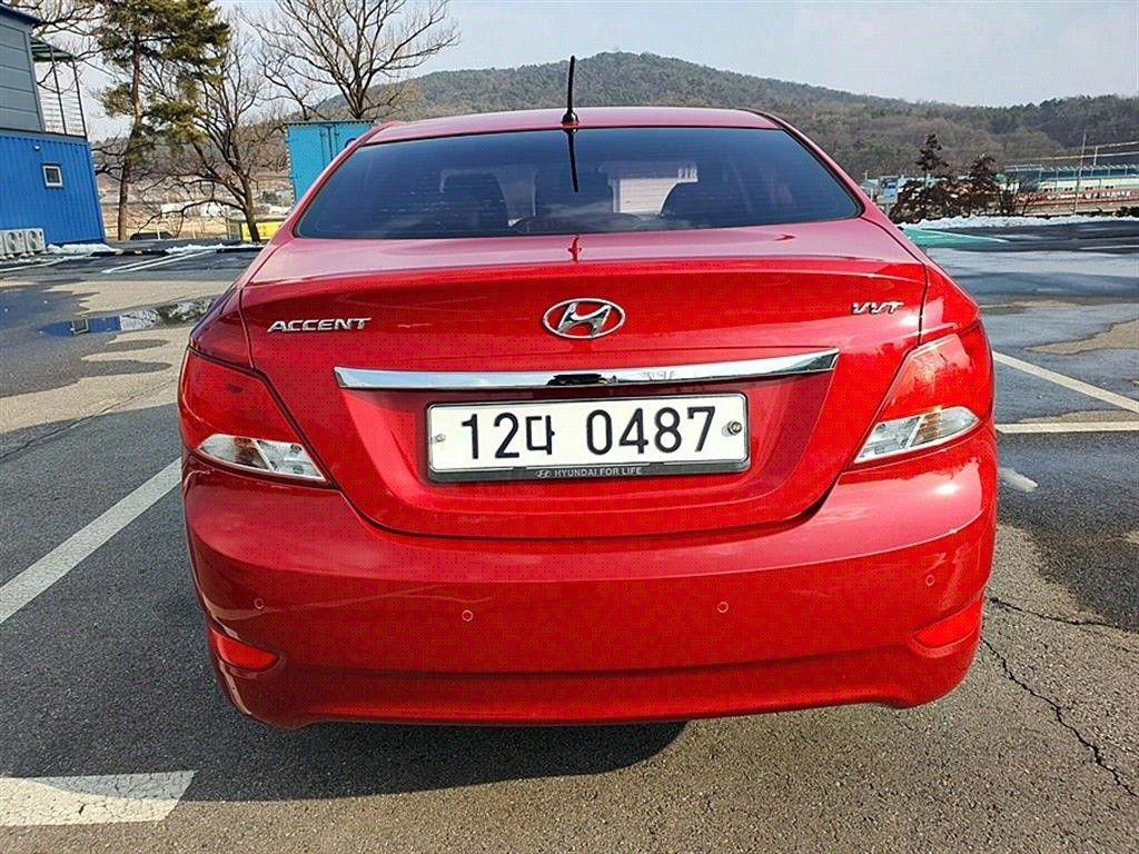 HYUNDAI Accent - Vista 5
