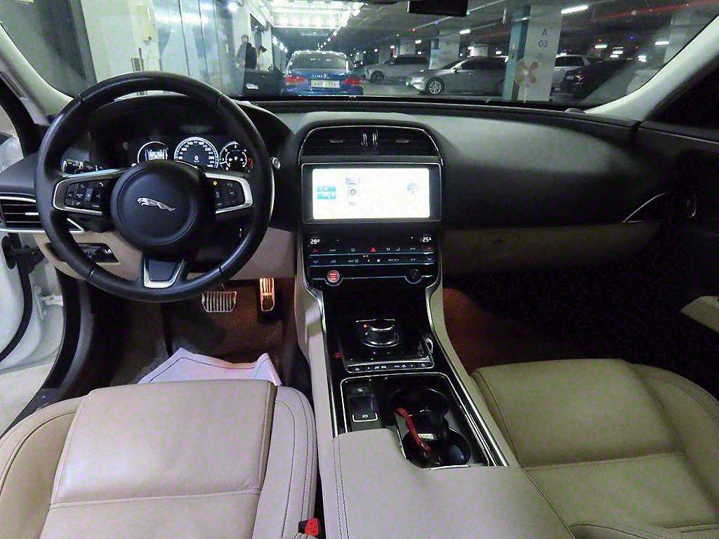 Jaguar XE - Vista 10