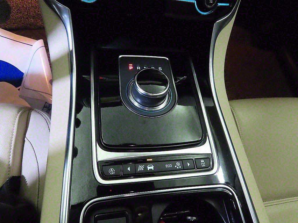 Jaguar XE - Vista 12