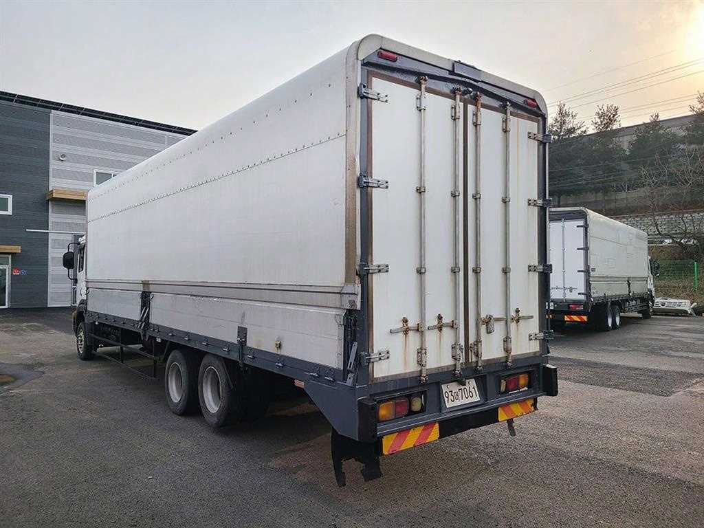 medium and large cargo truck - Vista 5