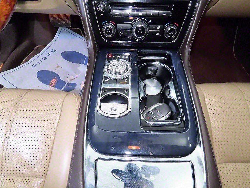 Jaguar XJ - Vista 12