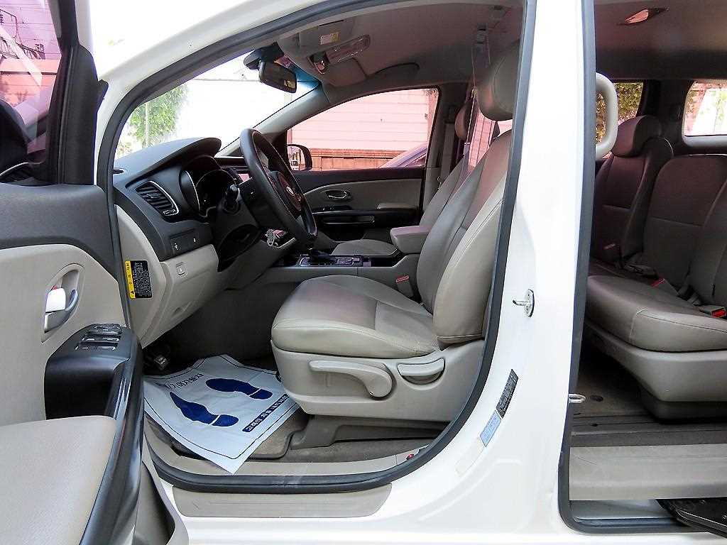 KIA Carnival - Vista 5