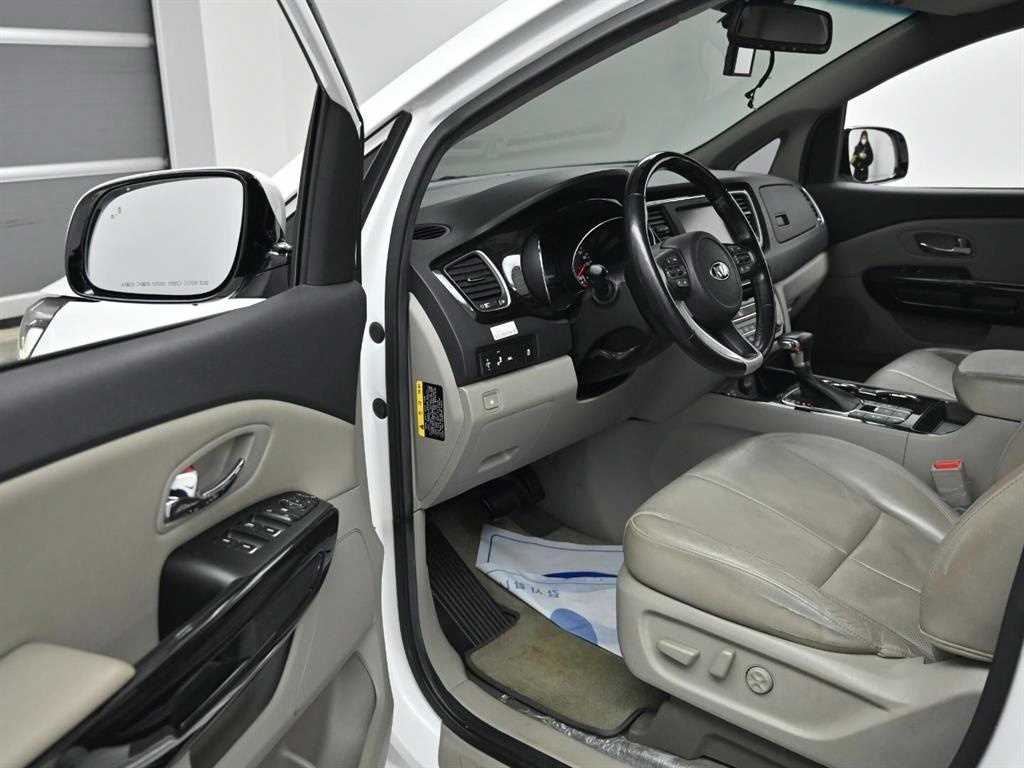 KIA Carnival - Vista 11