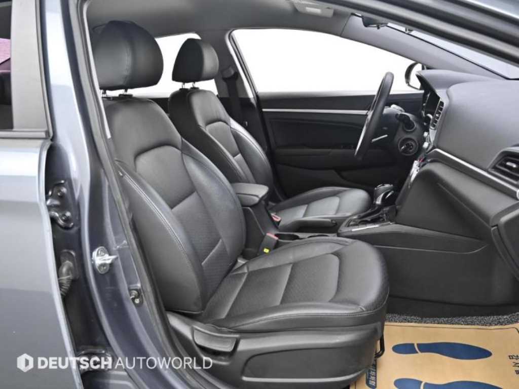 HYUNDAI Avante - Vista 10