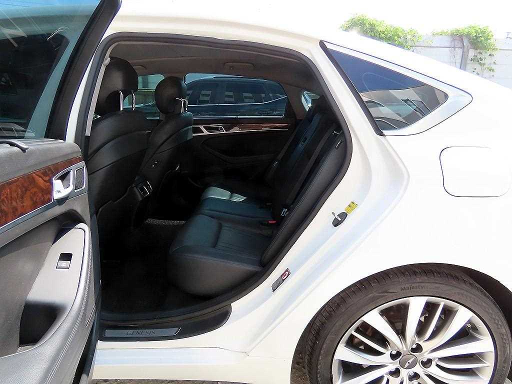 HYUNDAI Genesis - Vista 6