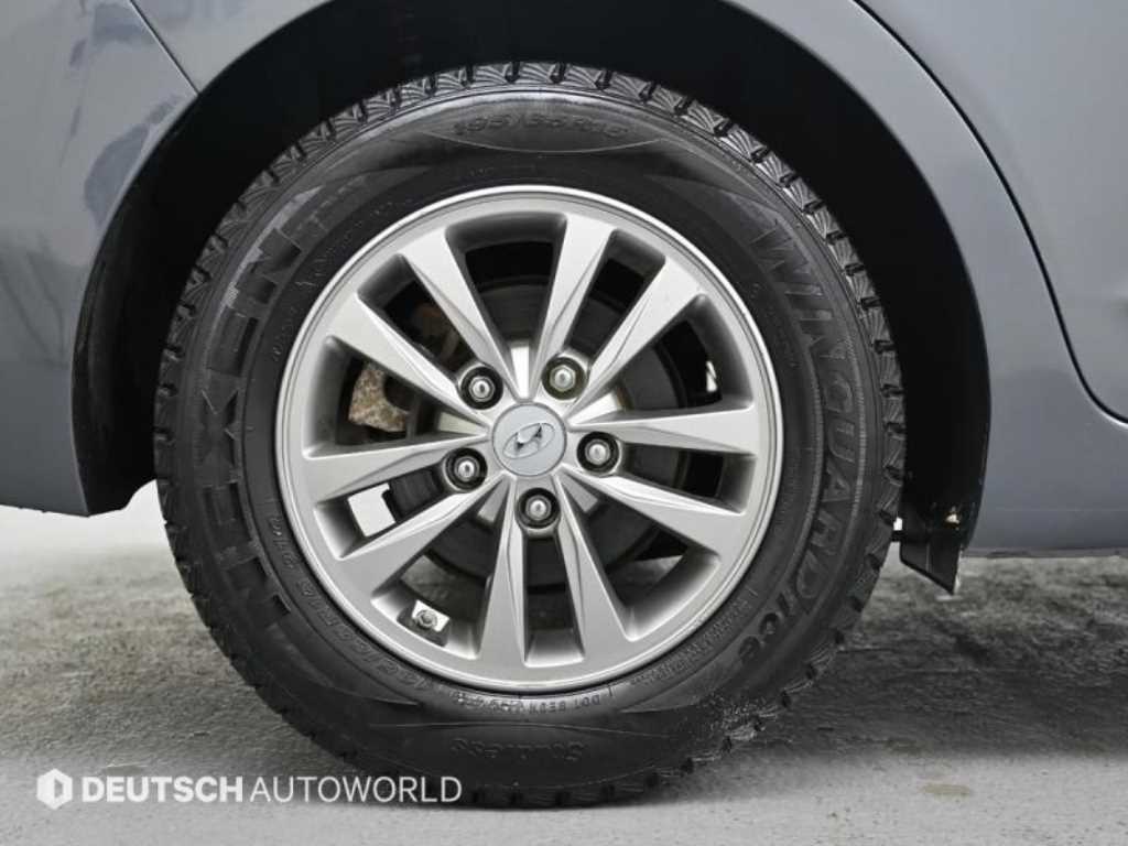 HYUNDAI Avante - Vista 5