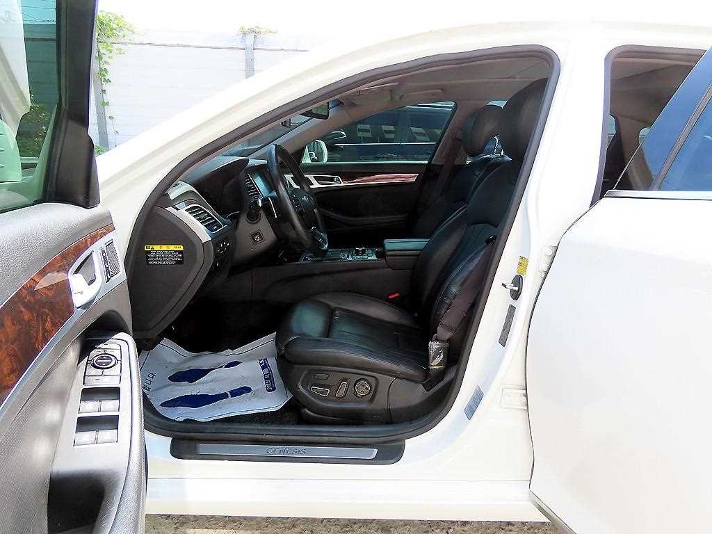 HYUNDAI Genesis - Vista 5