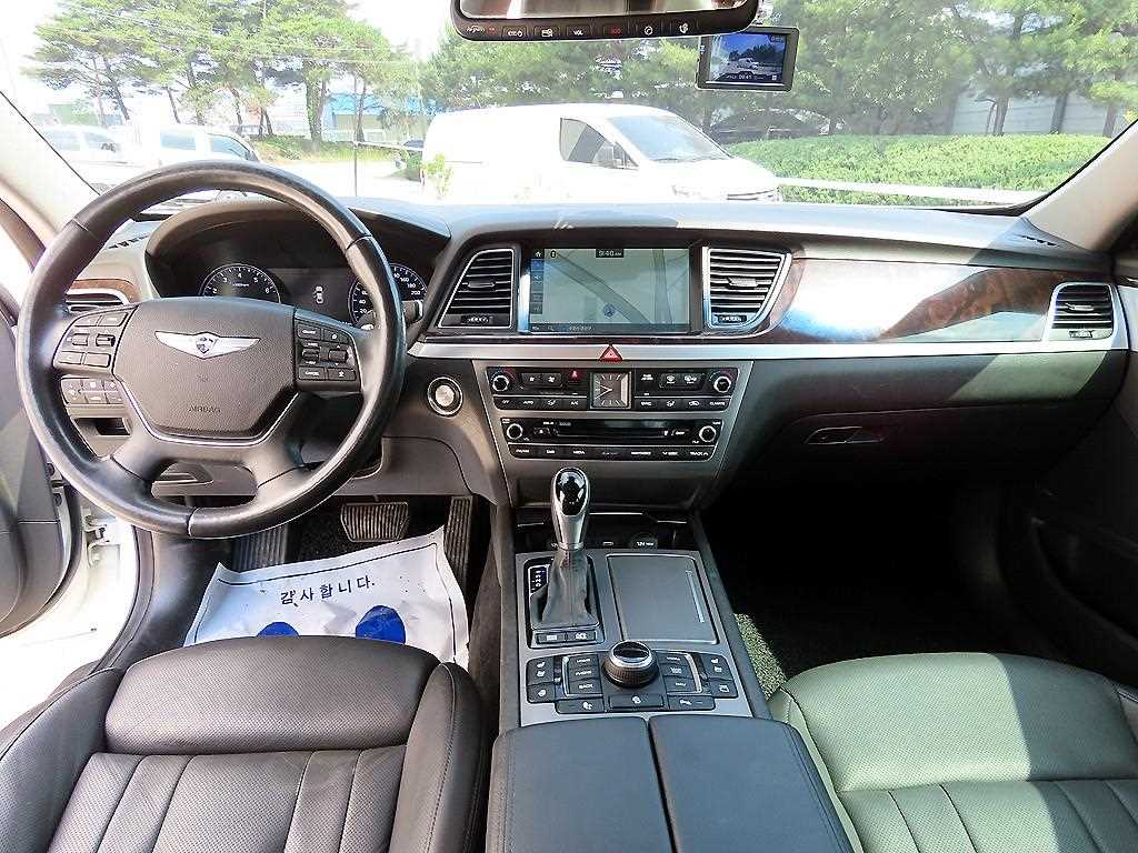 HYUNDAI Genesis - Vista 7