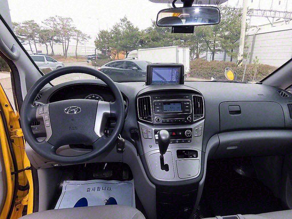 HYUNDAI Starex - Vista 8