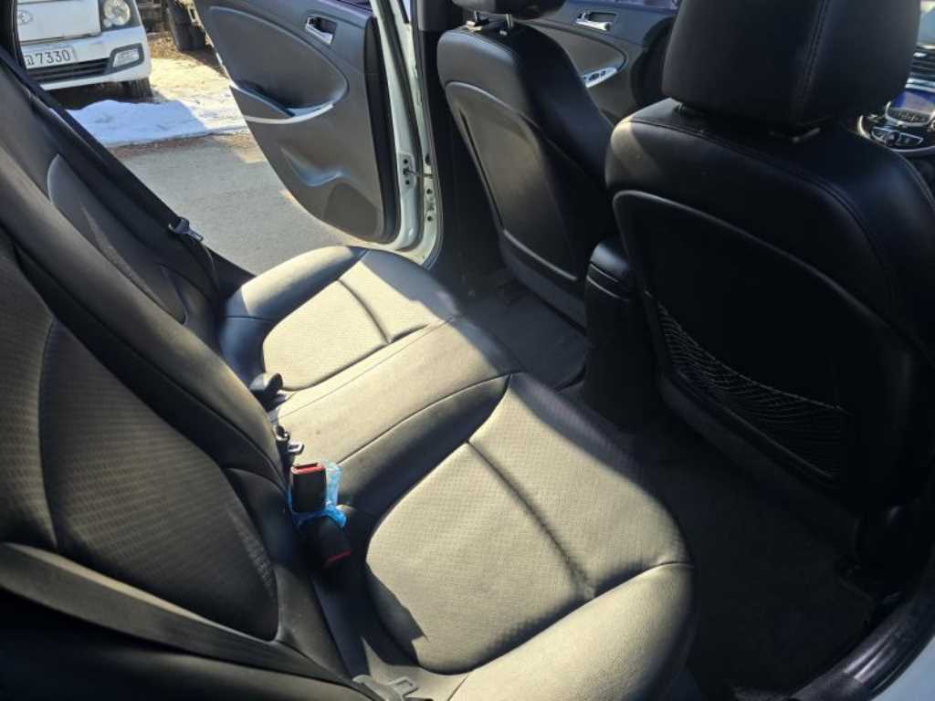 HYUNDAI Accent - Vista 10