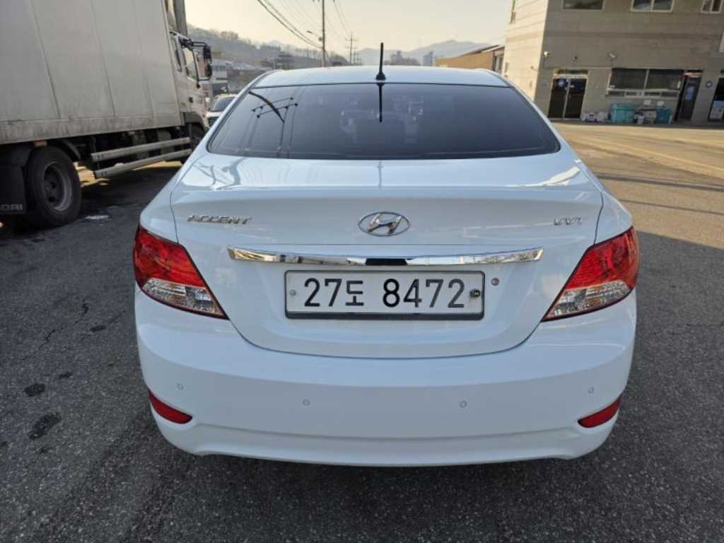 HYUNDAI Accent - Vista 6