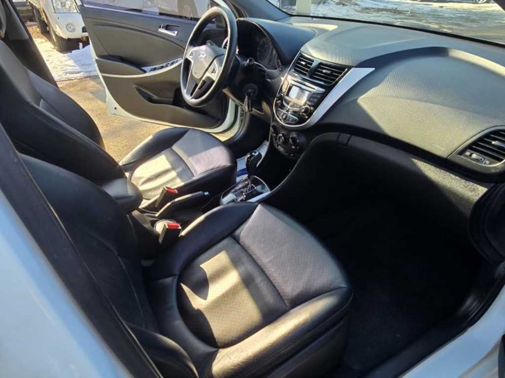 HYUNDAI Accent - Vista 11