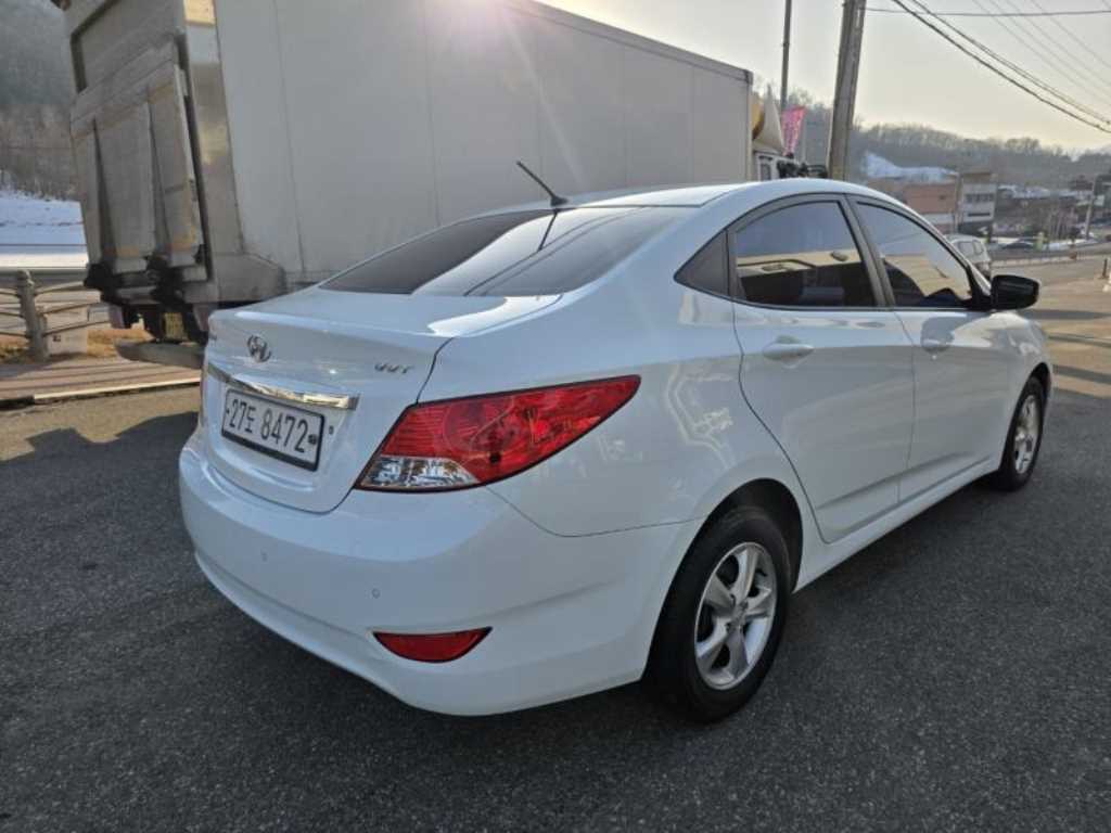HYUNDAI Accent - Vista 5