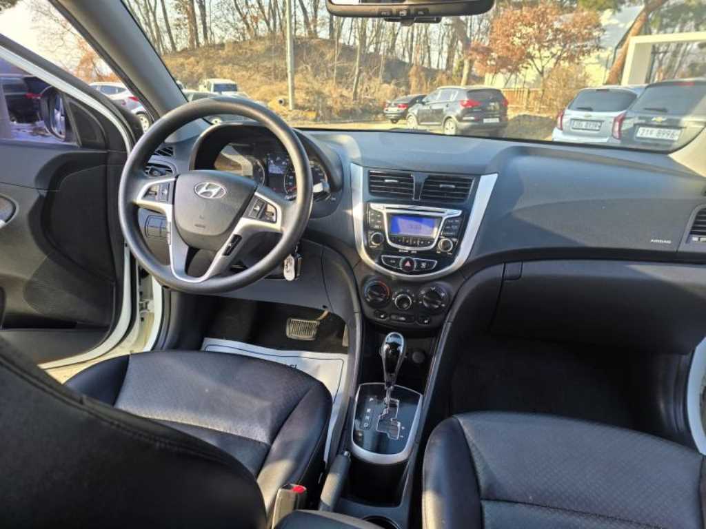 HYUNDAI Accent - Vista 9