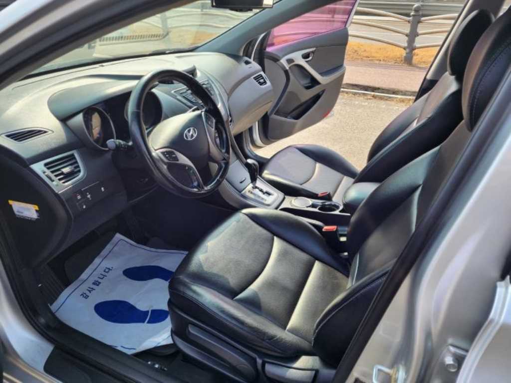 HYUNDAI Avante - Vista 8