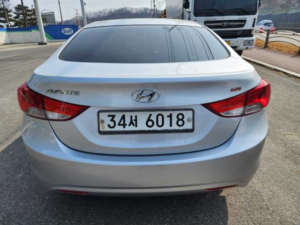 HYUNDAI Avante - Vista 4
