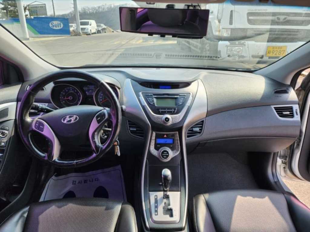 HYUNDAI Avante - Vista 10