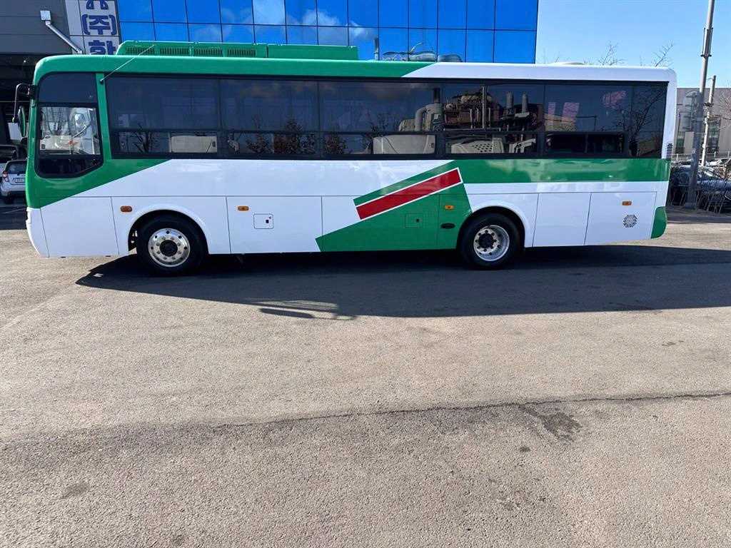medium and large bus Medium-sized Hyundai Bus - Vista 4