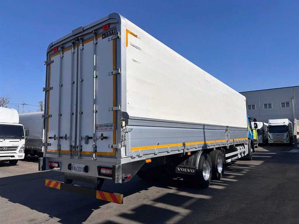 medium and large cargo truck - Vista 6