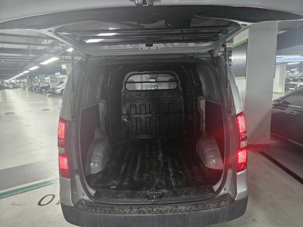 HYUNDAI Starex - Vista 10