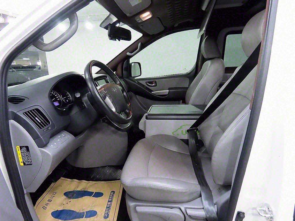 HYUNDAI Starex - Vista 5