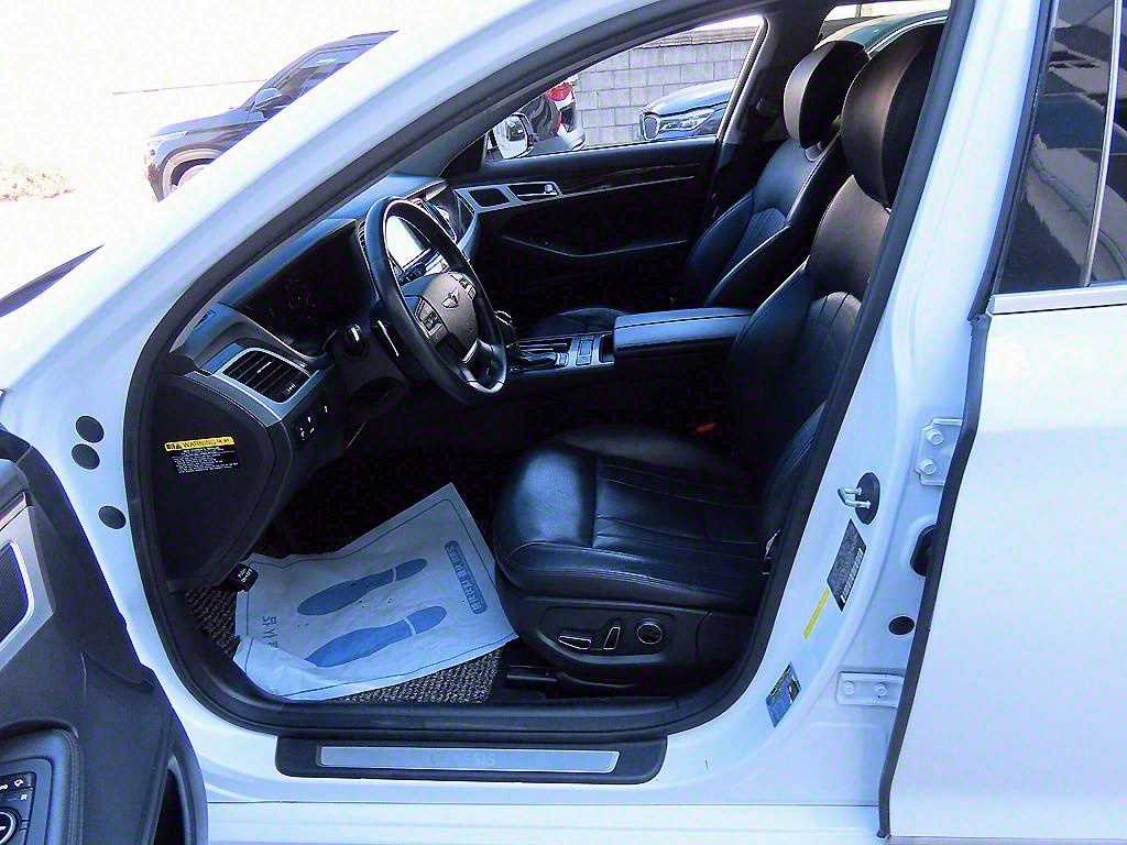 HYUNDAI Genesis - Vista 5