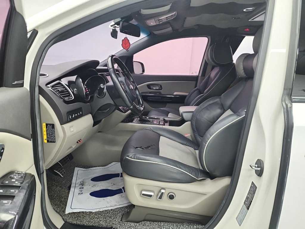 KIA Carnival - Vista 11