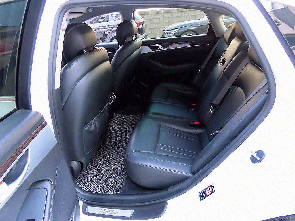 HYUNDAI Genesis - Vista 6