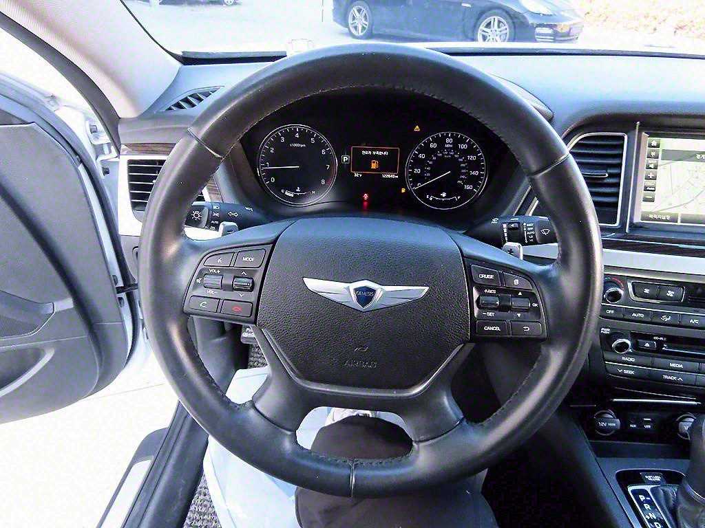 HYUNDAI Genesis - Vista 8