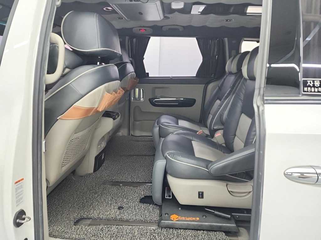 KIA Carnival - Vista 12