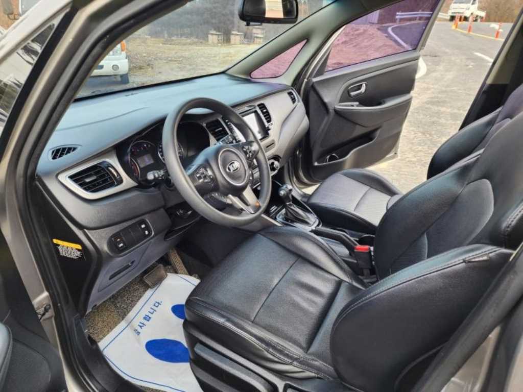 KIA Carens - Vista 11