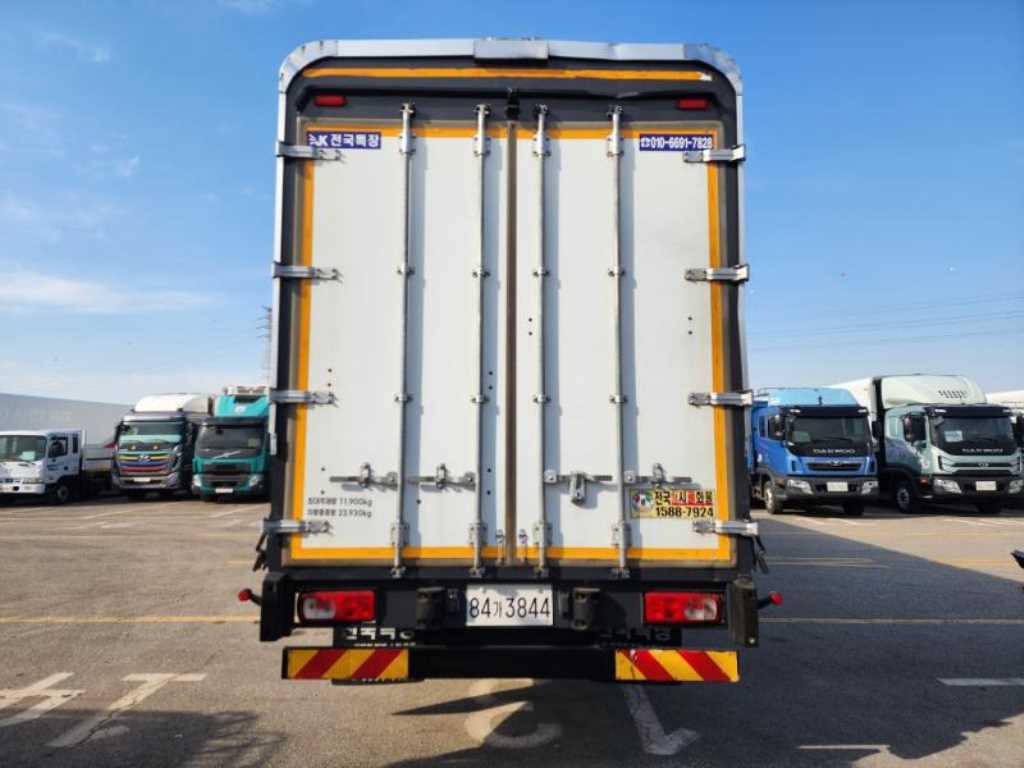 medium and large cargo truck - Vista 6