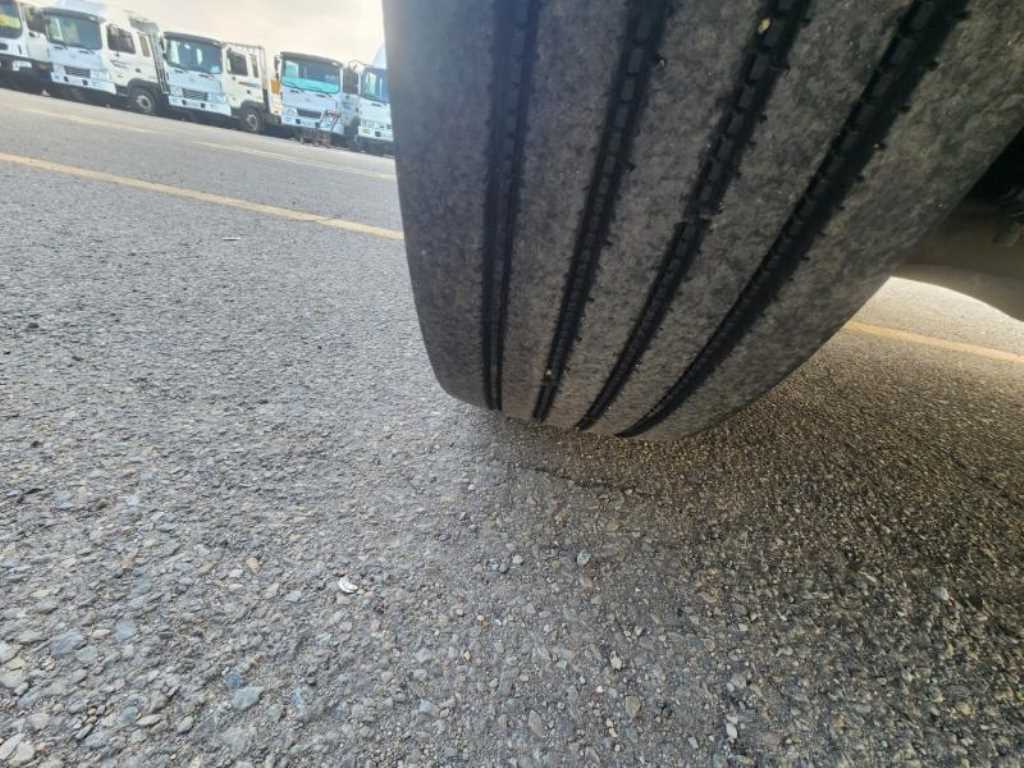 medium and large cargo truck - Vista 9