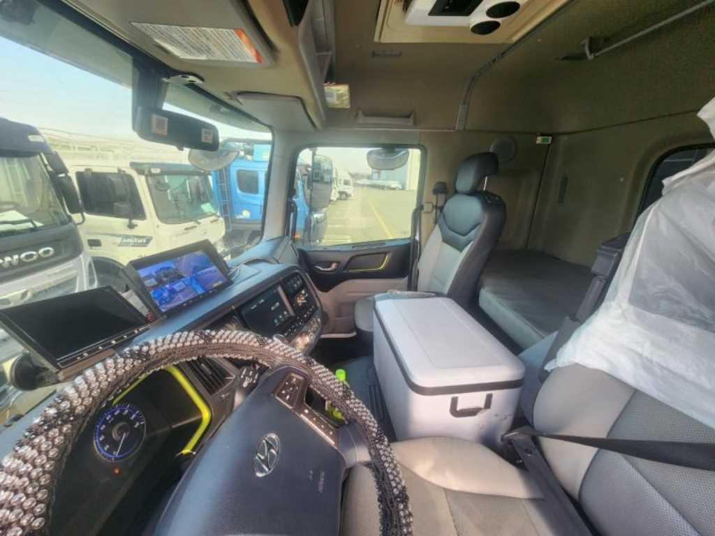 medium and large cargo truck - Vista 12