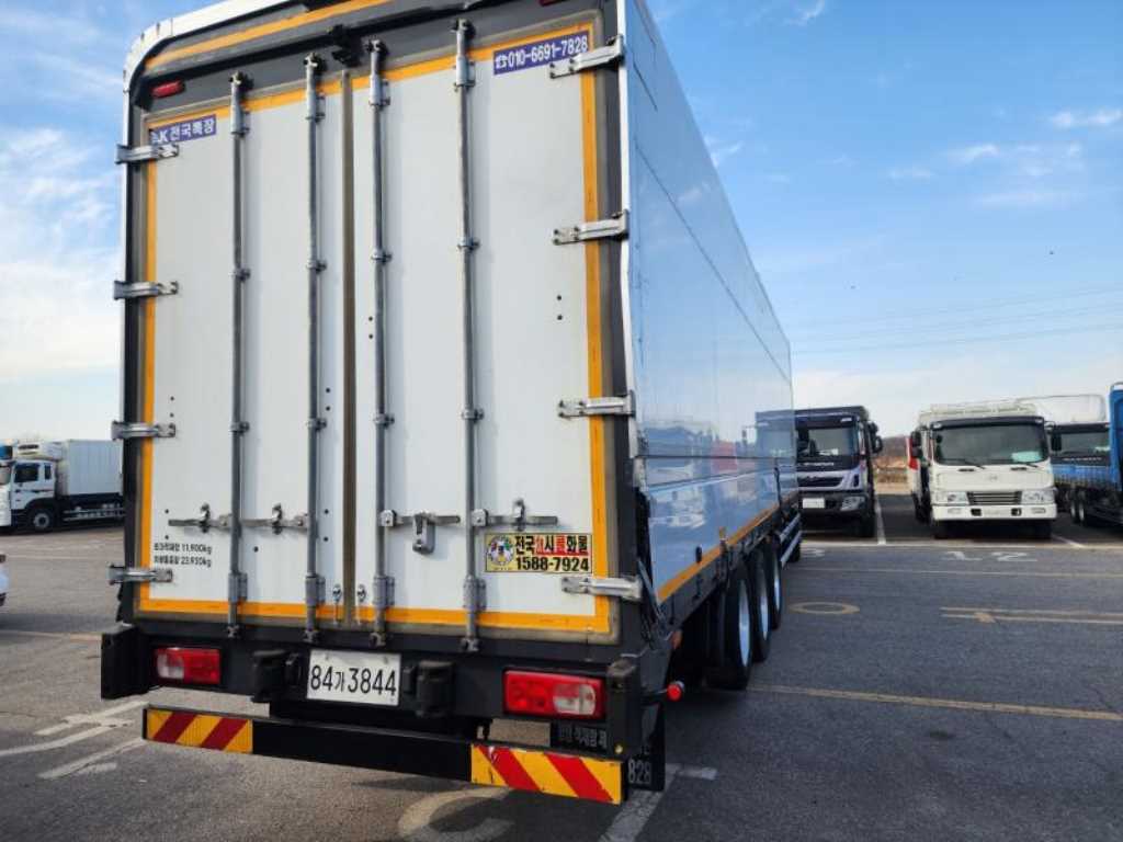 medium and large cargo truck - Vista 5